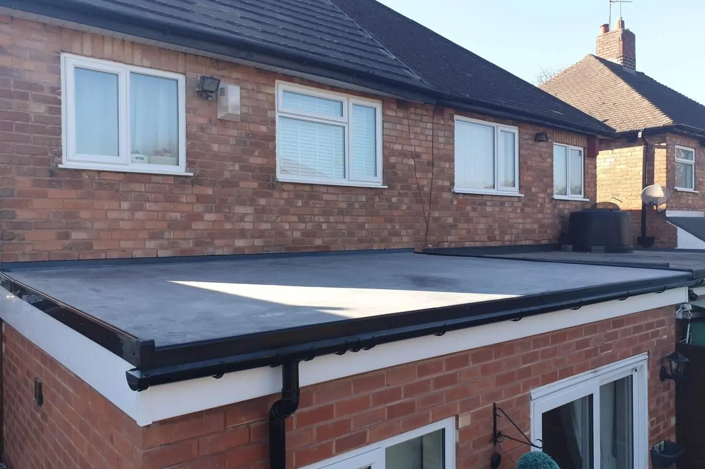 Black flat roof on a rear extension