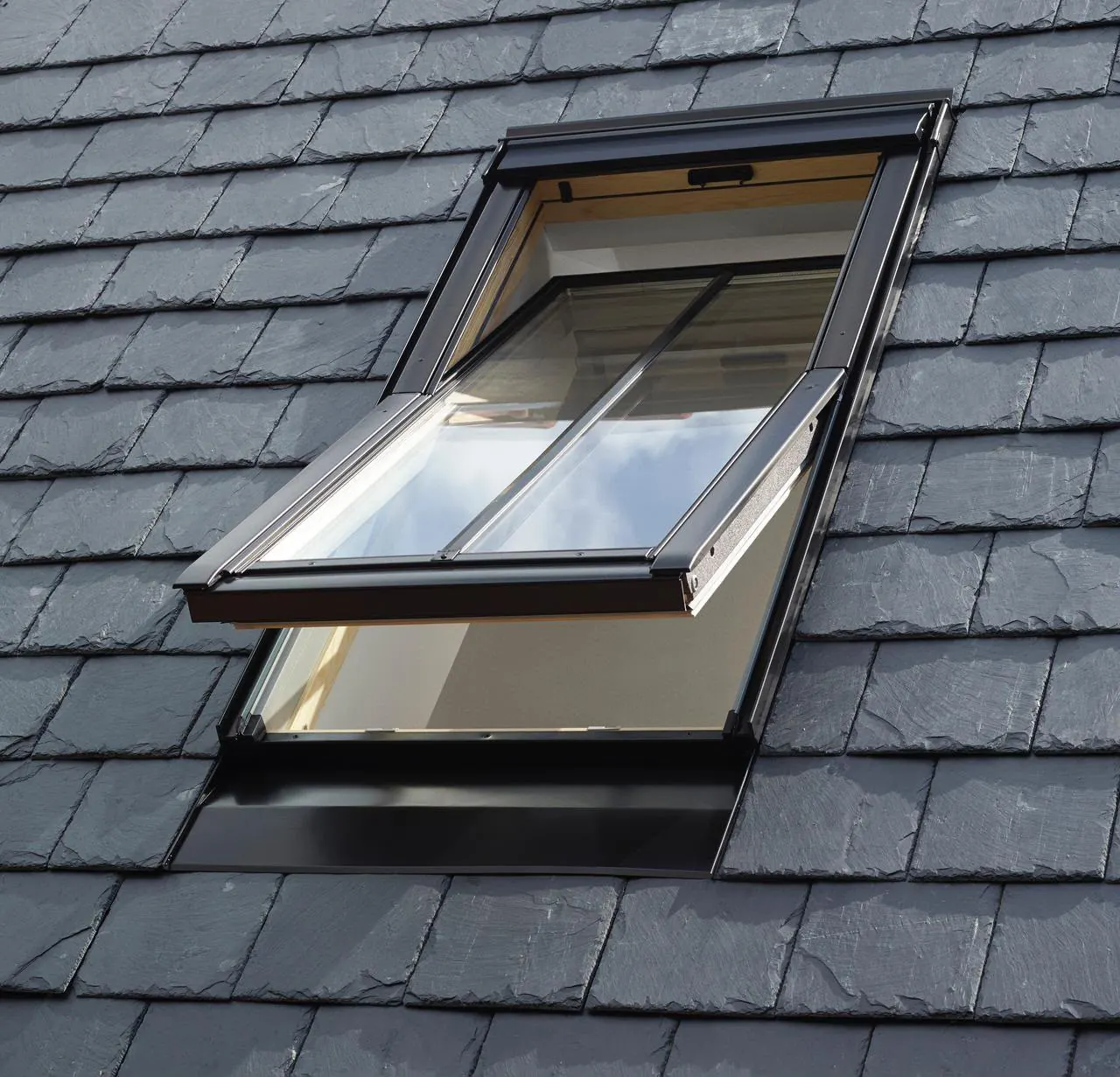 Roof window fitted in a slate roof